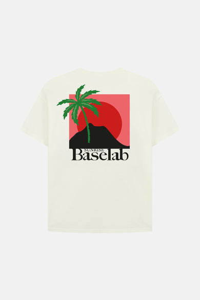 Ecru T-shirt met korte mouwen van BASELAB, met print van palmboom, berg en zonsopgang op de rug.