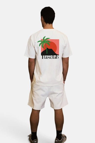 Ecru T-shirt met korte mouwen van BASELAB, met een print op de achterkant.
