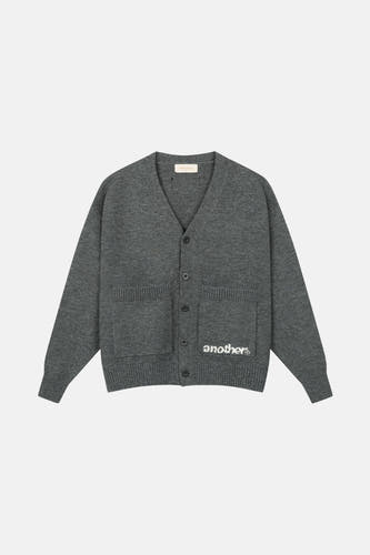 Gilet gris d'ANOTHER COTTON LAB, avec col V, fermeture à boutons et étiquette "another®" brodée sur la poche.
