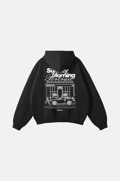 Zwarte sweater met kap van ANOTHER COTTON LAB, met witte print van een café en auto op de rug.