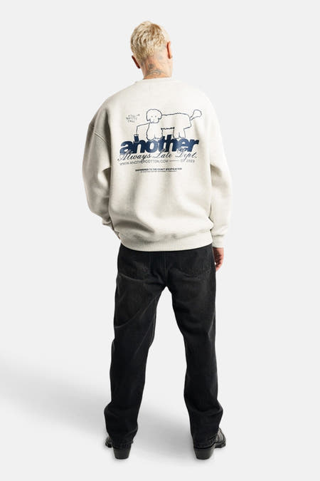 Grijze sweater met ronde hals van ANOTHER COTTON LAB, met print van een getekende hond op de rug.