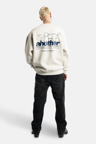 Grijze sweater met ronde hals van ANOTHER COTTON LAB, met print van een getekende hond op de rug.