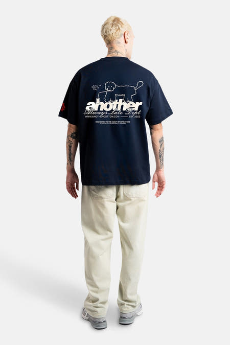 Blauw T-shirt met korte mouwen van ANOTHER COTTON LAB, met witte tekst en een hondje op de achterkant.