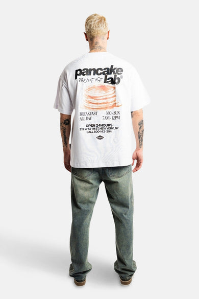Wit T-shirt met korte mouwen van ANOTHER COTTON LAB, met opdruk van een pannenkoekenrestaurant op de rug.