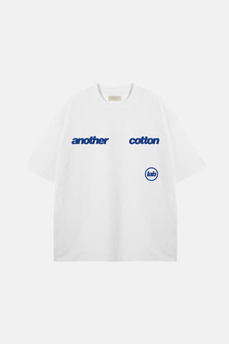 T-shirt blanc à manches courtes d'ANOTHER COTTON LAB, avec du texte bleu et un logo.