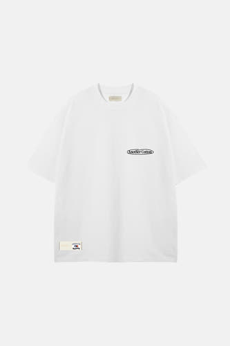 T-shirt blanc à manches courtes d'Another Cotton Lab, avec un petit logo noir et une étiquette en bas.