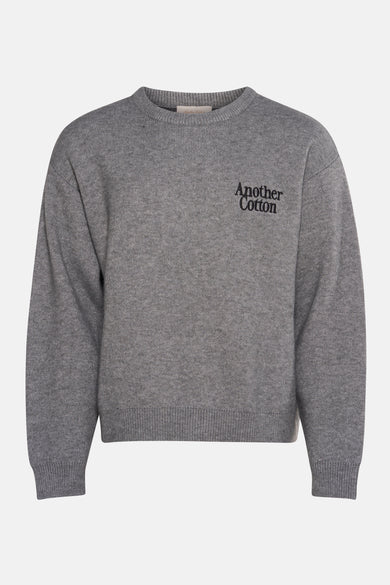Sweat-shirt gris avec col rond de ANOTHER COTTON LAB, avec logo brodé sur la poitrine.
