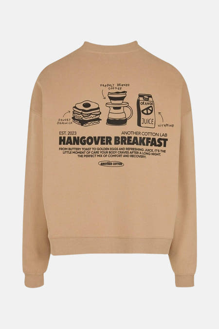 Beige sweater van ANOTHER COTTON LAB, met een grafische print van een 'hangover breakfast' op de achterkant.
