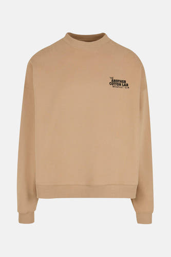 Beige sweater van ANOTHER COTTON LAB, met tekstprint op de borst en ribgebreide boorden.
