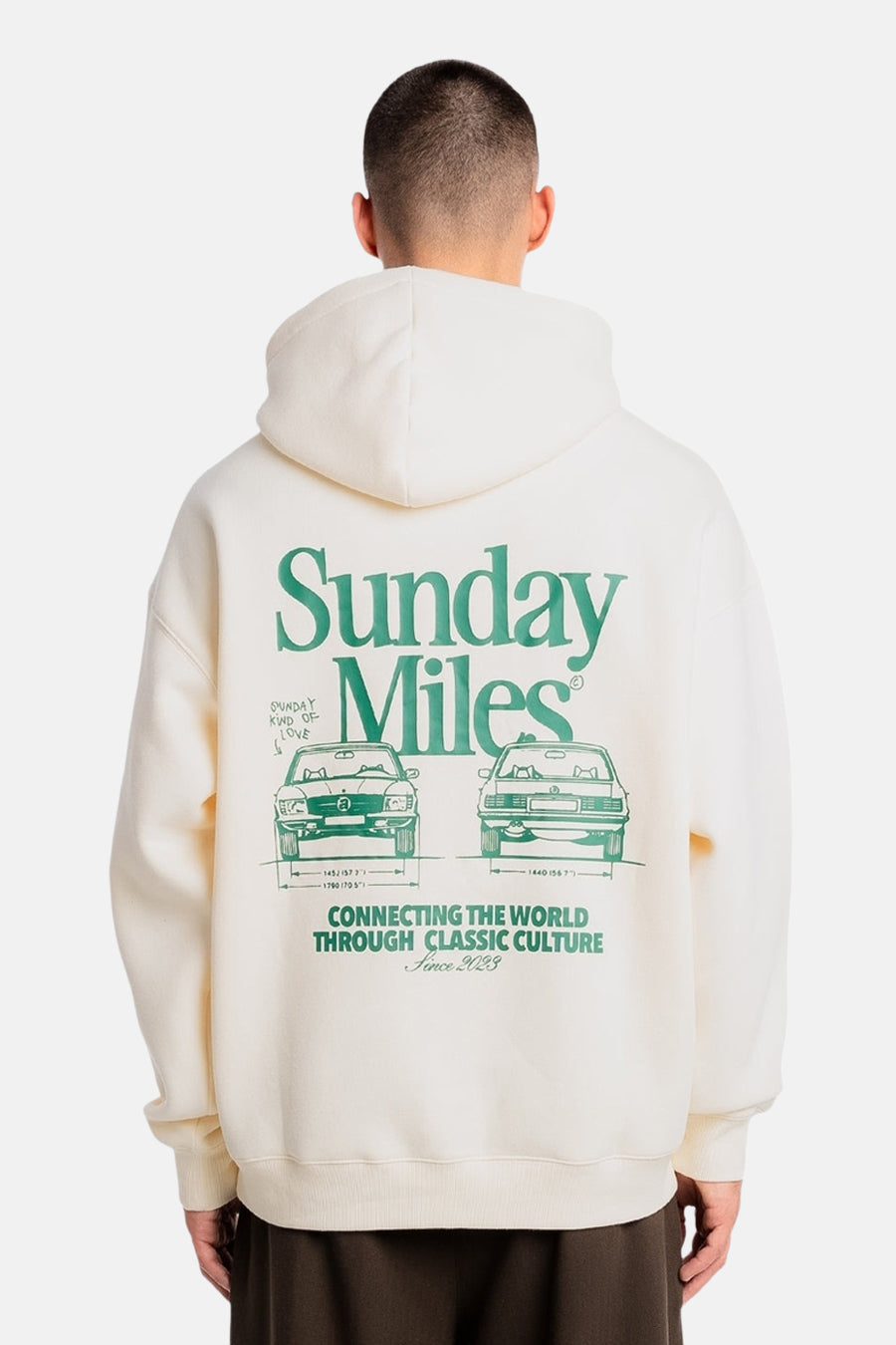 Sweat à capuche écru d'ANOTHER COTTON LAB, avec imprimé de voitures vertes et texte au dos.