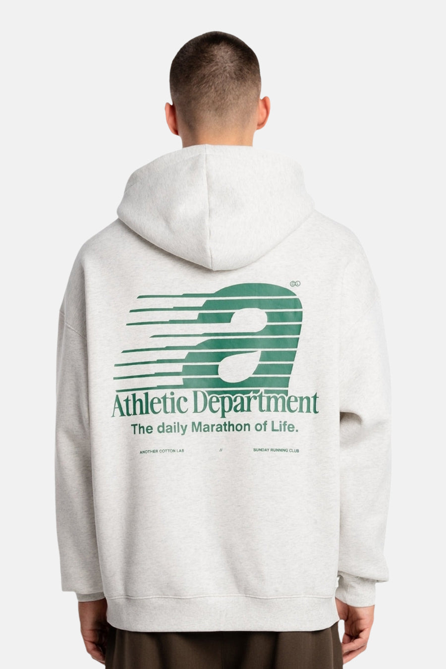 Sweat à capuche gris de ANOTHER COTTON LAB, avec imprimé vert "Athletic Department" dans le dos.