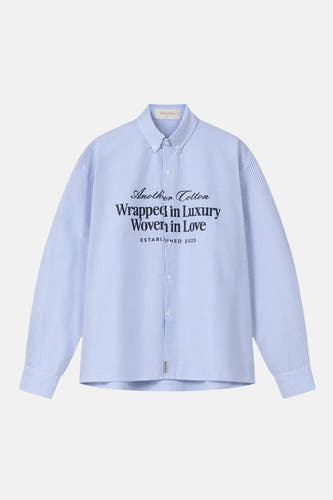 Blauw gestreept overhemd met lange mouwen van Another Cotton Lab, met een tekstprint op de voorkant.