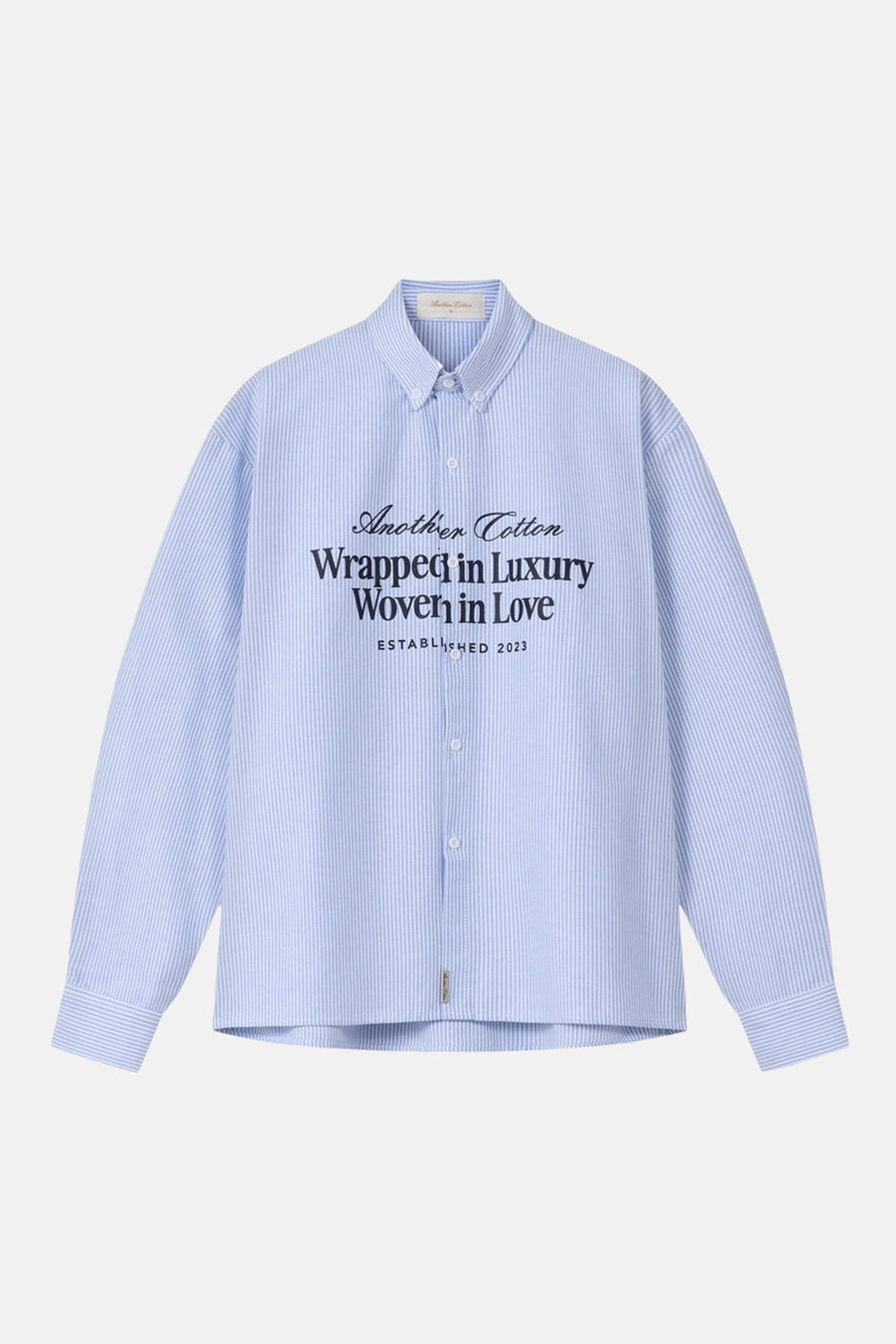 Blauw gestreept overhemd met lange mouwen van Another Cotton Lab, met een tekstprint op de voorkant.