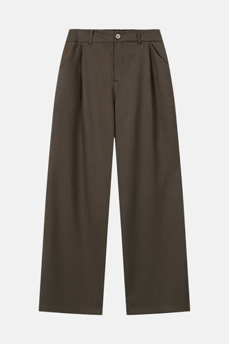 Bruine broek van ANOTHER COTTON LAB, met wijde pijpen en plooien aan de voorkant.
