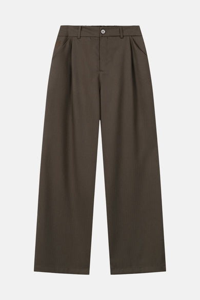 Bruine broek van ANOTHER COTTON LAB, met wijde pijpen en plooien aan de voorkant.
