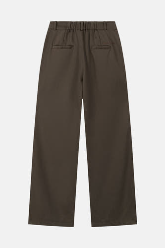 Bruine broek van ANOTHER COTTON LAB, met elastische tailleband en paspelzakken op de achterkant.