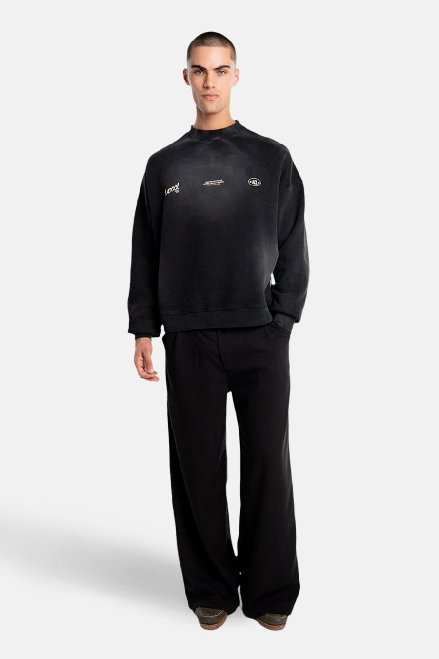 Zwarte sweater van ANOTHER COTTON LAB, met opschriften en gedragen met wijde zwarte broek.