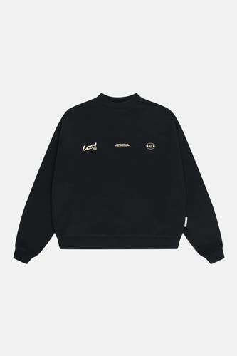 Zwarte sweater met ronde hals van Another Cotton Lab, met witte opschriften op de borst.