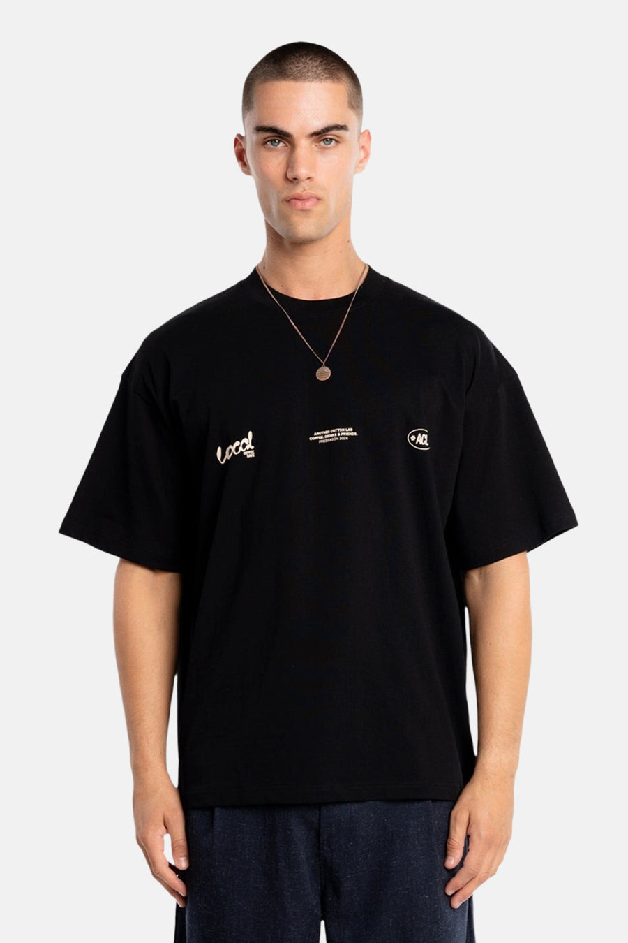 Zwart T-shirt met korte mouwen van ANOTHER COTTON LAB, met witte logo-prints en een ronde halslijn.
