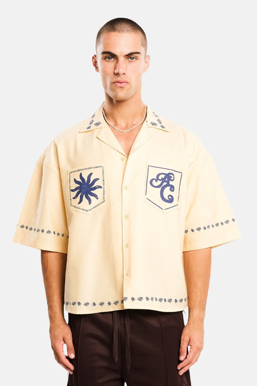 Geel katoenen overhemd met korte mouwen van ANOTHER COTTON LAB, voorzien van blauwe borduursels en logozakken, front view.