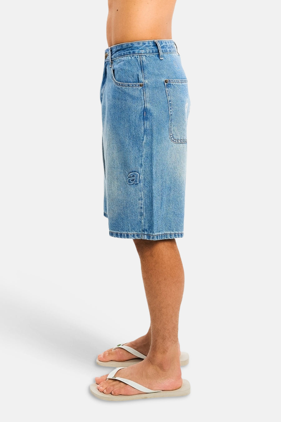 Lichtblauwe denim jeansshort van ANOTHER COTTON LAB, zijprofiel, met zakken en geborduurd logo, casual look