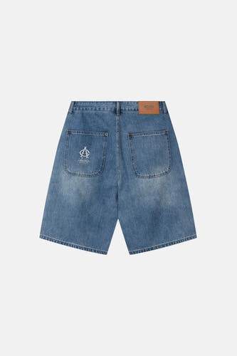 Lichtblauwe denim jeansshorts van ANOTHER COTTON LAB, achterzijde met witte logo borduurwerk op linkerzak en bruin leerlabel