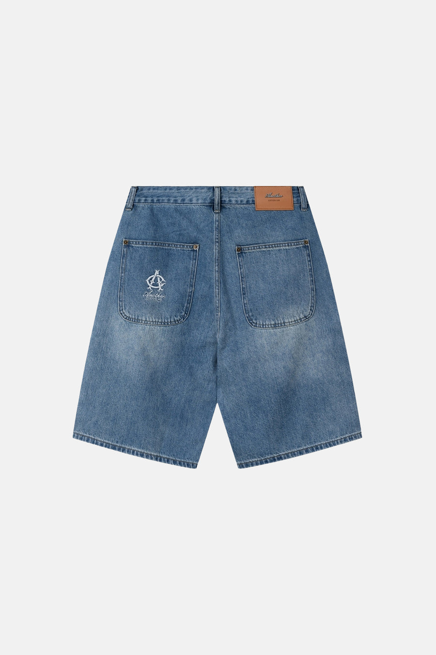 Lichtblauwe denim jeansshorts van ANOTHER COTTON LAB, achterzijde met witte logo borduurwerk op linkerzak en bruin leerlabel