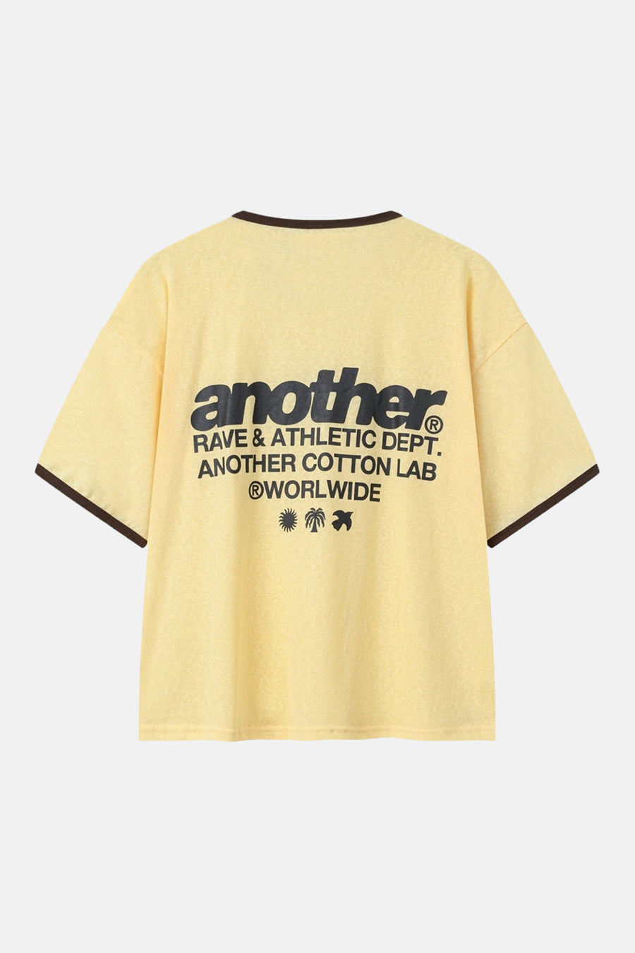 Gele korte mouw t-shirt van ANOTHER COTTON LAB, achterkant met zwarte tekstprint en ronde hals met bruine afwerking