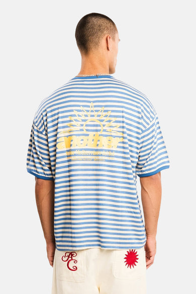 Multicolor gestreepte korte mouw T-shirt van ANOTHER COTTON LAB, achterkant met gele zonprint en logo, op model in lifestyle shot