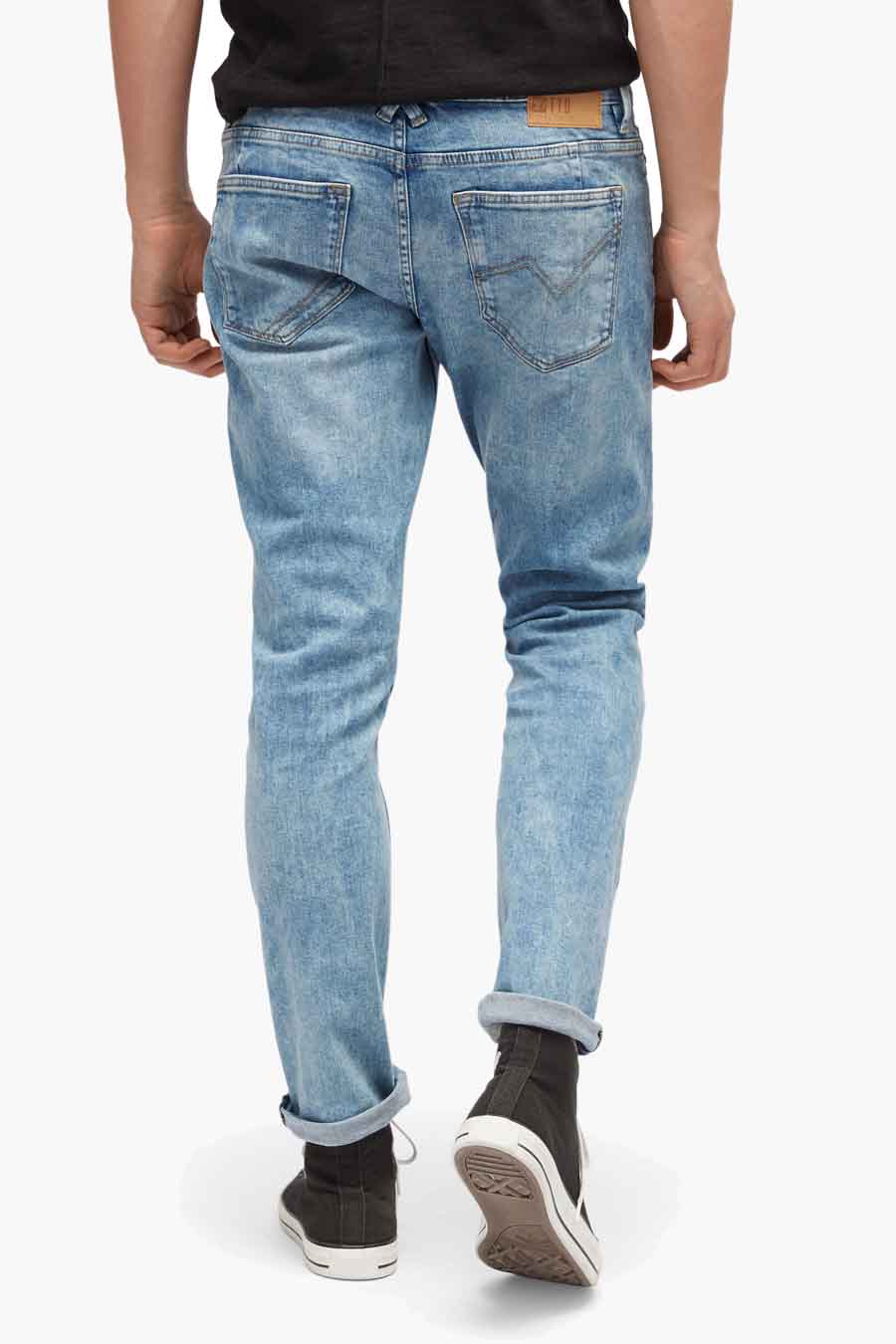 Jeans slim en denim par TOM TAILOR, vu de dos avec délavage clair et jambes retroussées.