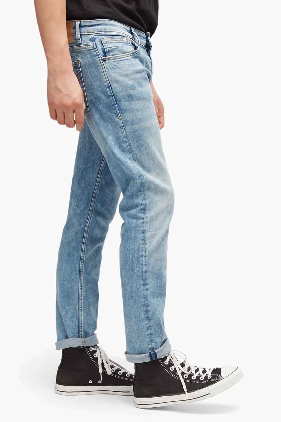 Jeans slim en denim de TOM TAILOR, délavage clair, combiné avec des baskets noires.