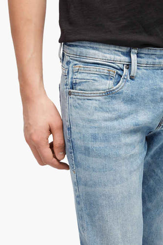 Jean slim en denim de TOM TAILOR, avec un délavage clair et des détails de poche visibles.