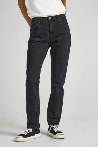 Zwarte mom jeans van Pepe Jeans, gecombineerd met witte T-shirt en zwarte sneakers.
