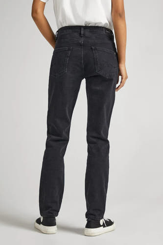 Zwarte mom jeans van Pepe Jeans, gezien van achteren, met een effen patroon en zwarte sneakers.

