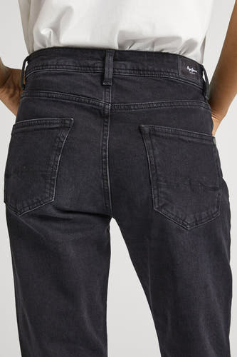 Zwarte mom jeans van Pepe Jeans, met zicht op de achterkant en achterzakken.