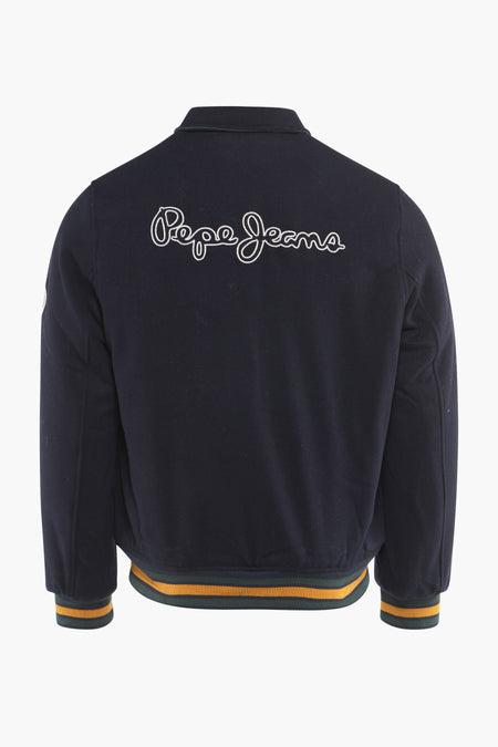Blauwe jas van Pepe Jeans, met het logo op de achterkant en gestreepte boorden.
