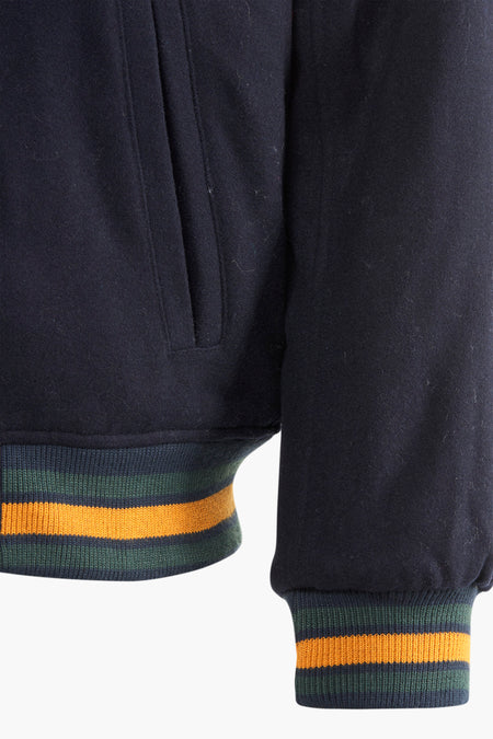 Blauwe korte jas van Pepe Jeans met gestreepte elastische boorden aan de mouwen en zoom.
