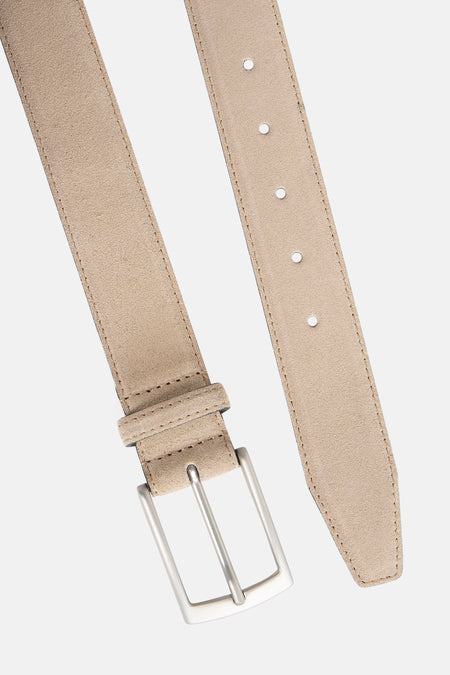 Ecru riem van Petrol Industries® met een zilverkleurige gesp en stiksels langs de randen.
