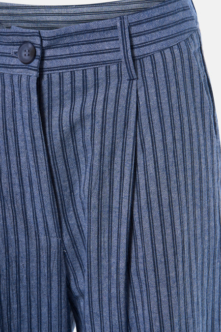 Pantalon bleu ADORE à rayures craie verticales et pli sur le devant.