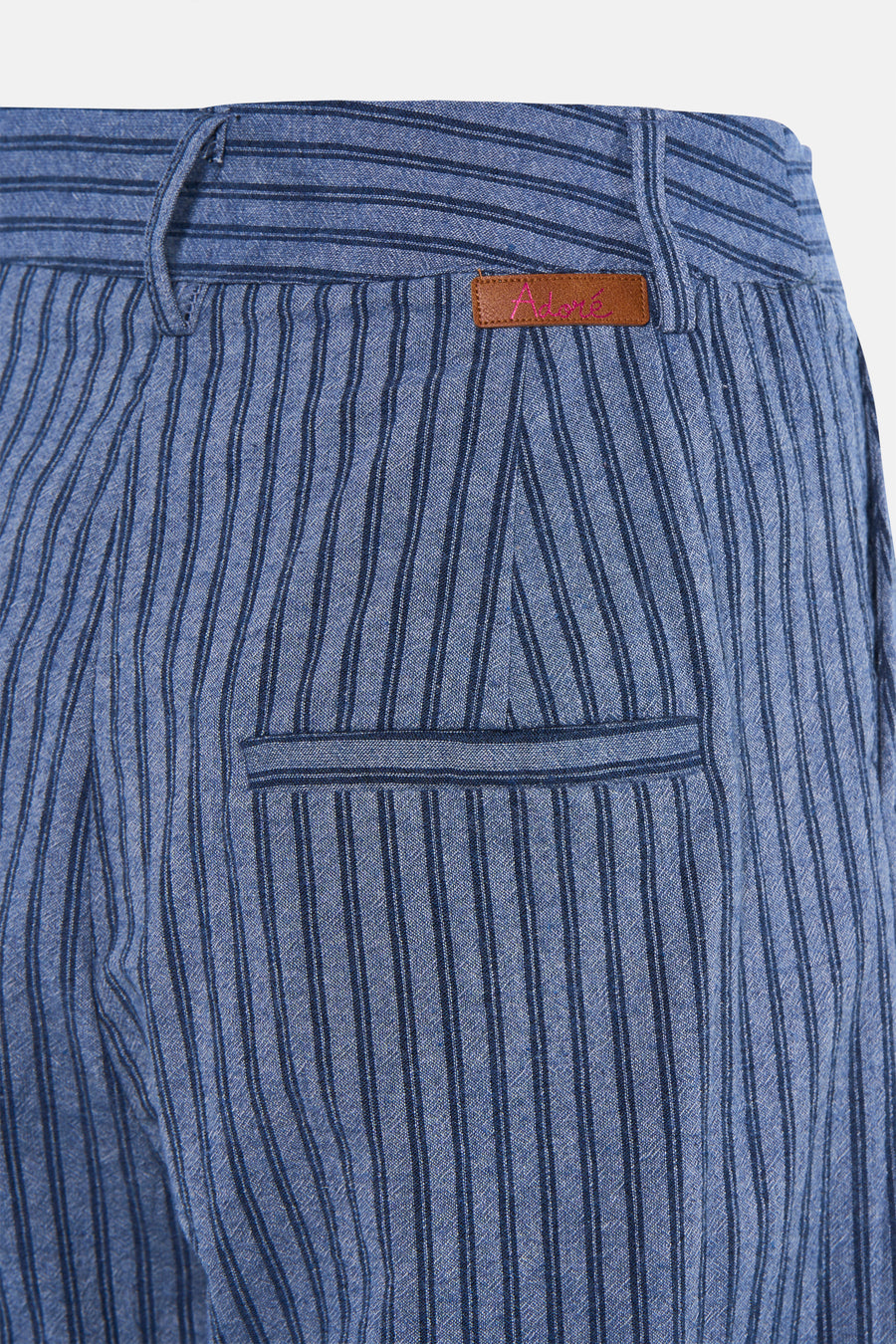 Pantalon bleu ADORE, à rayures craie et avec une poche passepoilée au dos.