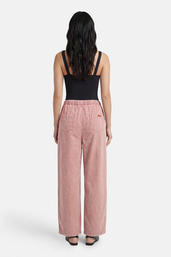 Roze broek van ADORE, gezien vanaf de achterkant, met zakken en een elastische tailleband.