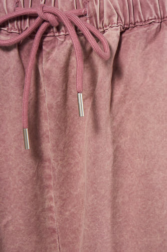 Roze broek van ADORE, met een elastische tailleband en roze trekkoord met metalen uiteinden.