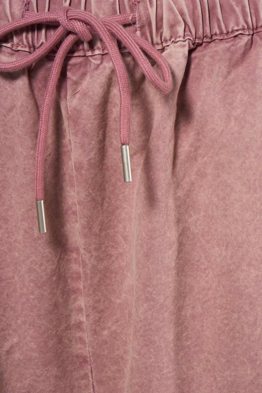 Roze broek van ADORE, met een elastische tailleband en roze trekkoord met metalen uiteinden.