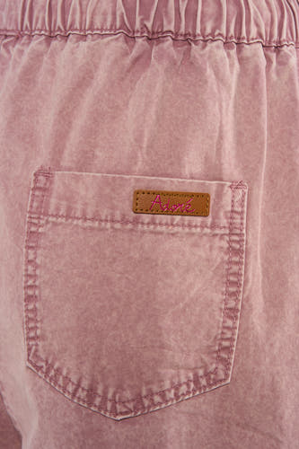 Roze broek van ADORE, met een achterzak en een leren label.