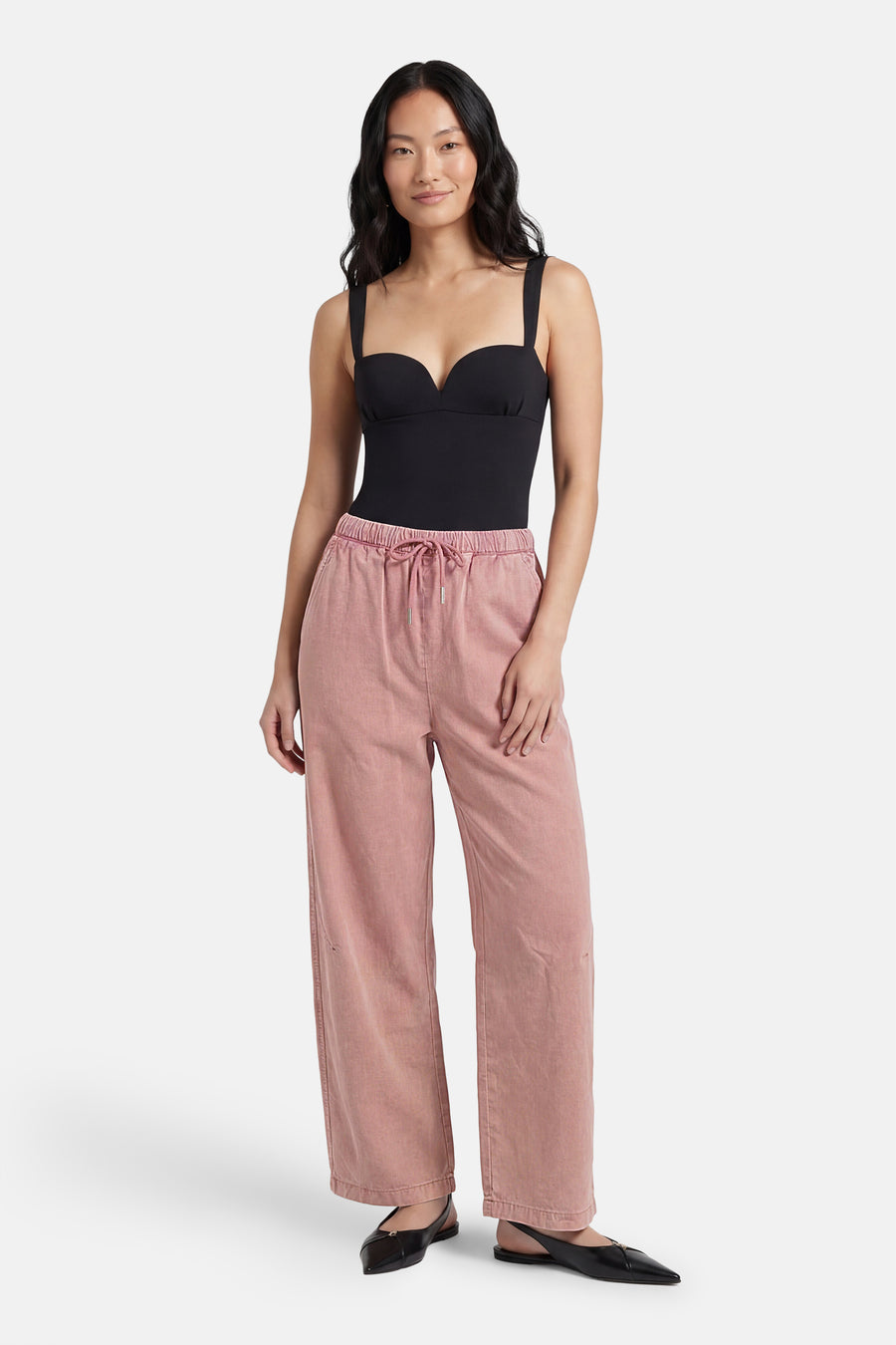 Roze broek van ADORE, met wijde pijpen en een trekkoord in de taille.