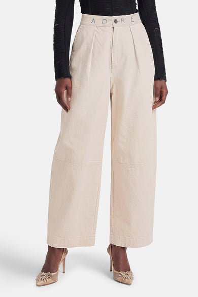Ecru chino broek van ADORE met hoge taille en brede pijpen, voorzien van geborduurd logo op tailleband, front view