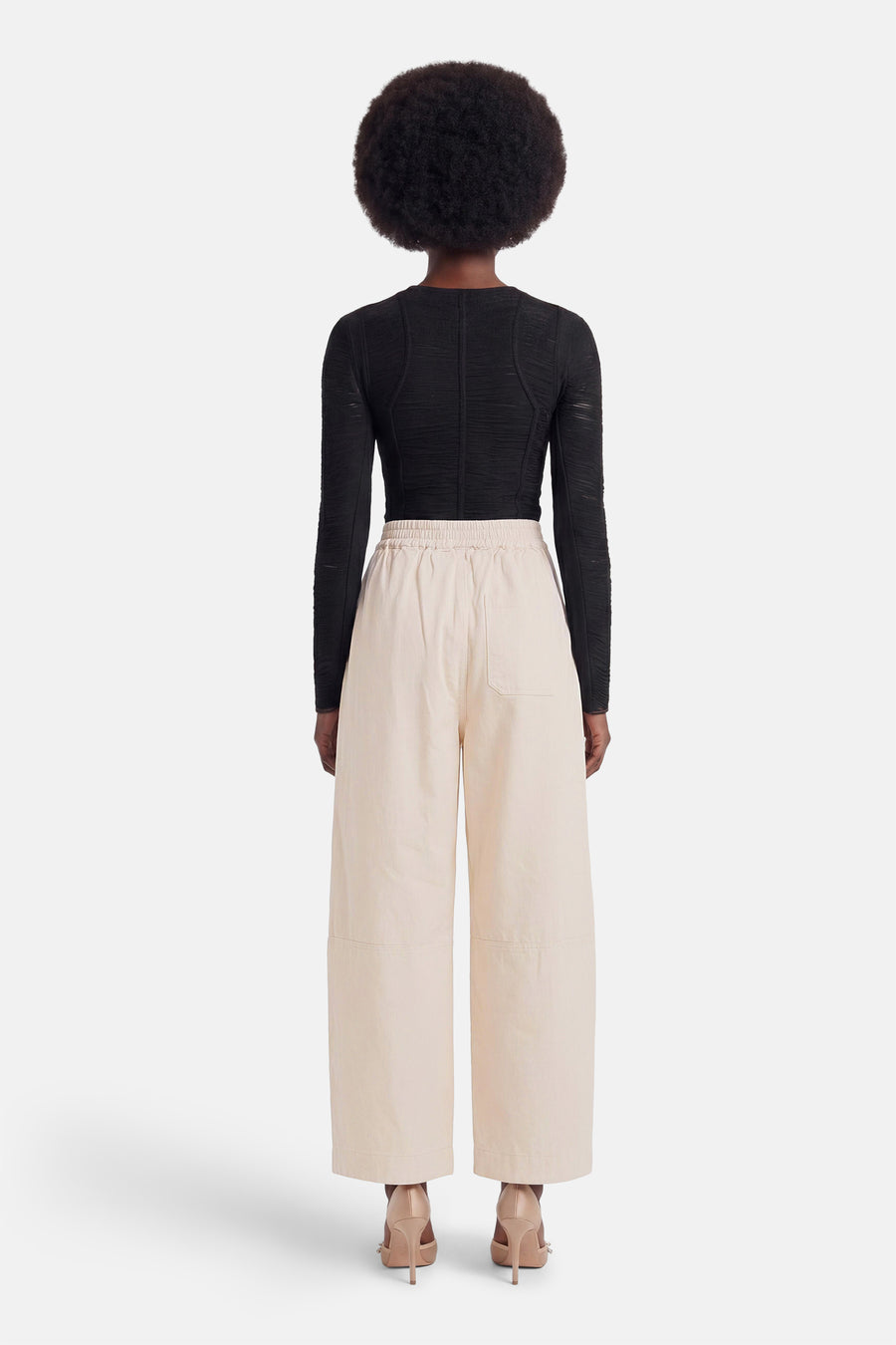Ecru chino broek van ADORE, wijde pasvorm, elastische taille, achterzak, model van achteren, lichte stof, hoge taille