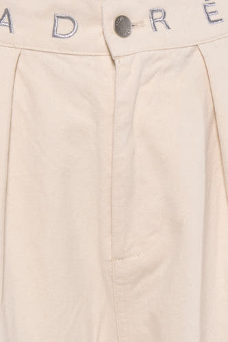 Ecru chino broek van ADORE met zilveren borduurwerk op tailleband en front ritsdetail