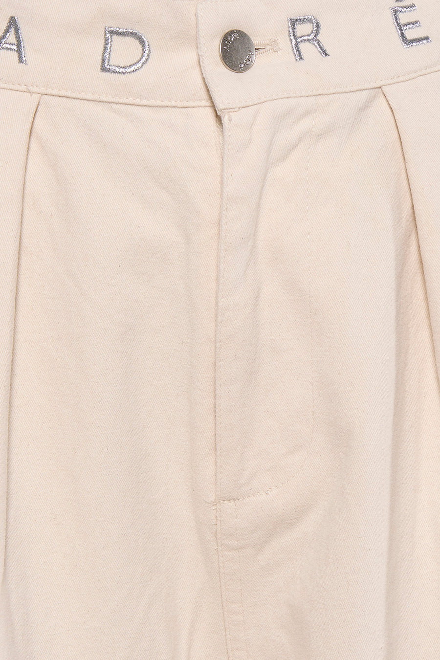 Ecru chino broek van ADORE met zilveren borduurwerk op tailleband en front ritsdetail