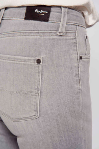 Jean skinny gris de Pepe Jeans, avec une poche arrière et un patch logo sur la ceinture.
